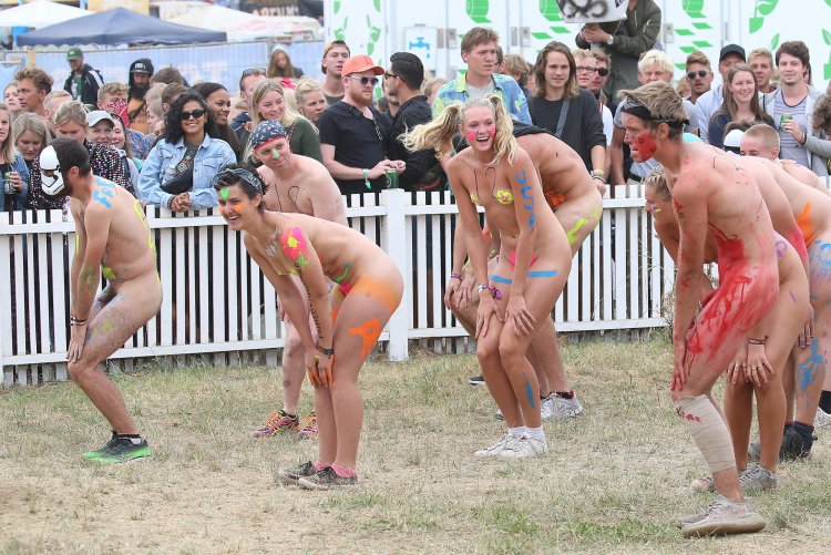 Mass race of naked women