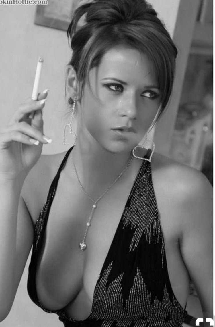 Blond Sigaret Beauty