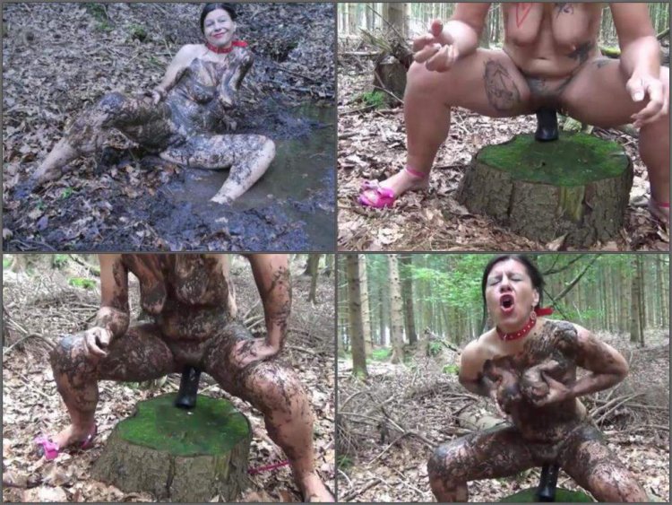 Girls fuck in the toilet