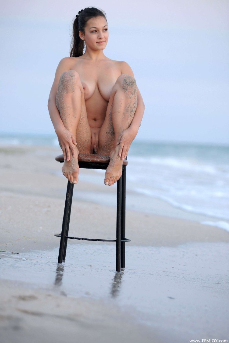 Mariya Antsibonenko Sofie on the beach