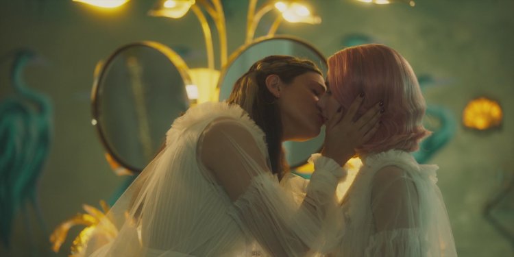 Emma Roberts in the underwear nerve