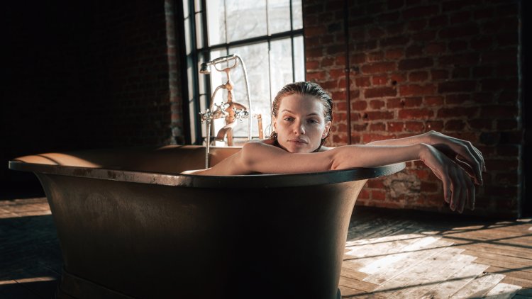 Bath photographer girl and cat