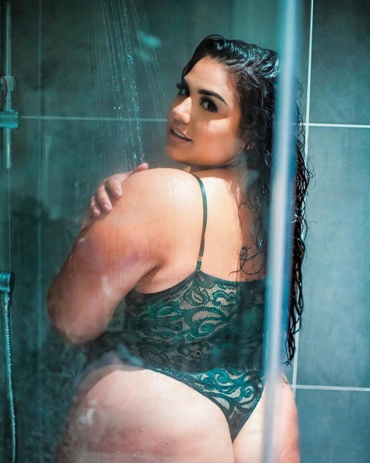 Plus-Size Diana Sirokai