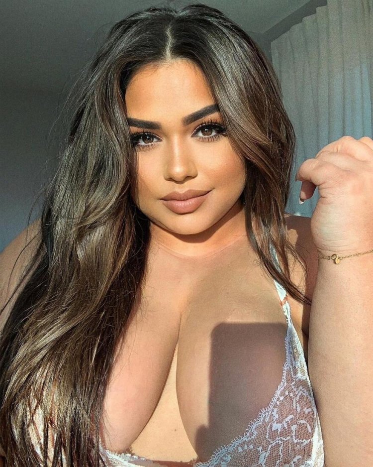 Plus-Size Diana Sirokai