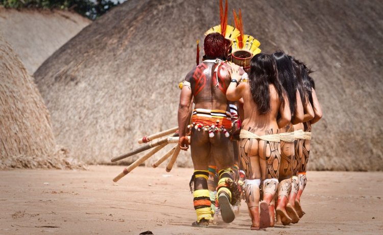 Erotic filming of the Kamayur tribe