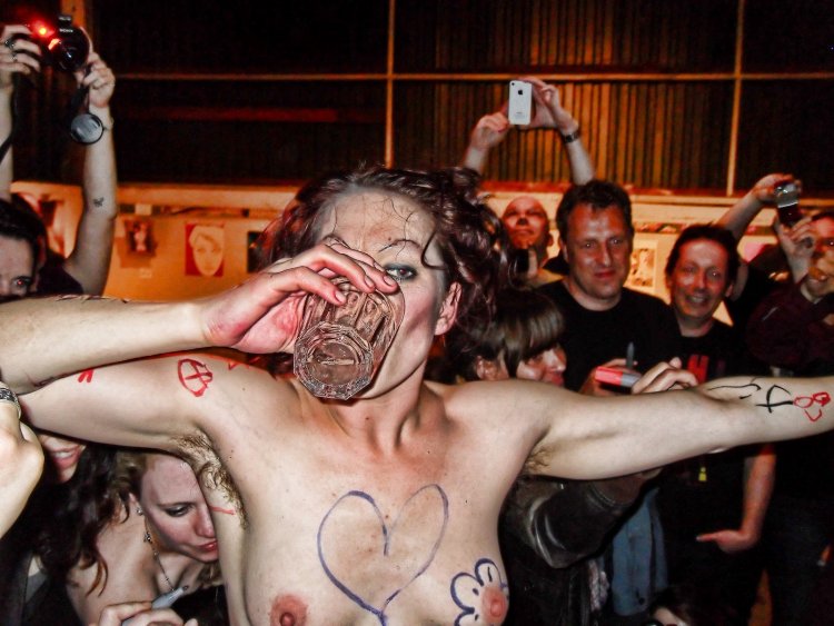 Amanda Palmer naked on stage