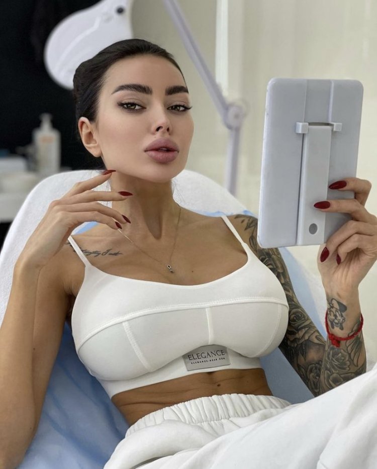 Alena Omovich (@alena.omovych)