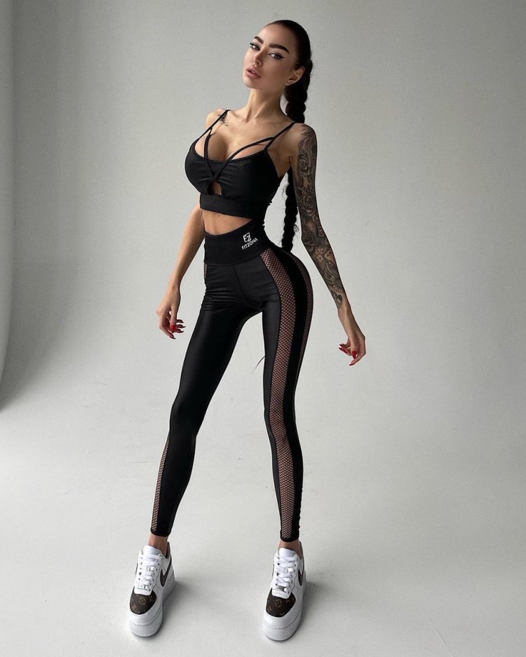 Alena Omovich Toples