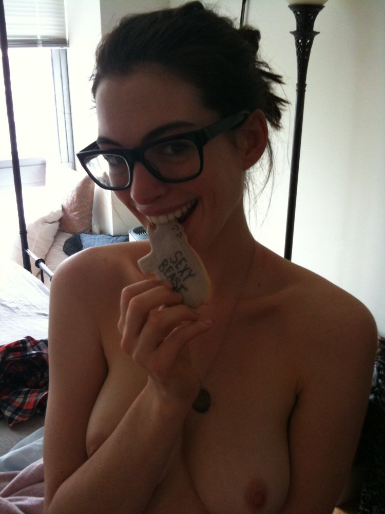 Anne Hathaway Selfie