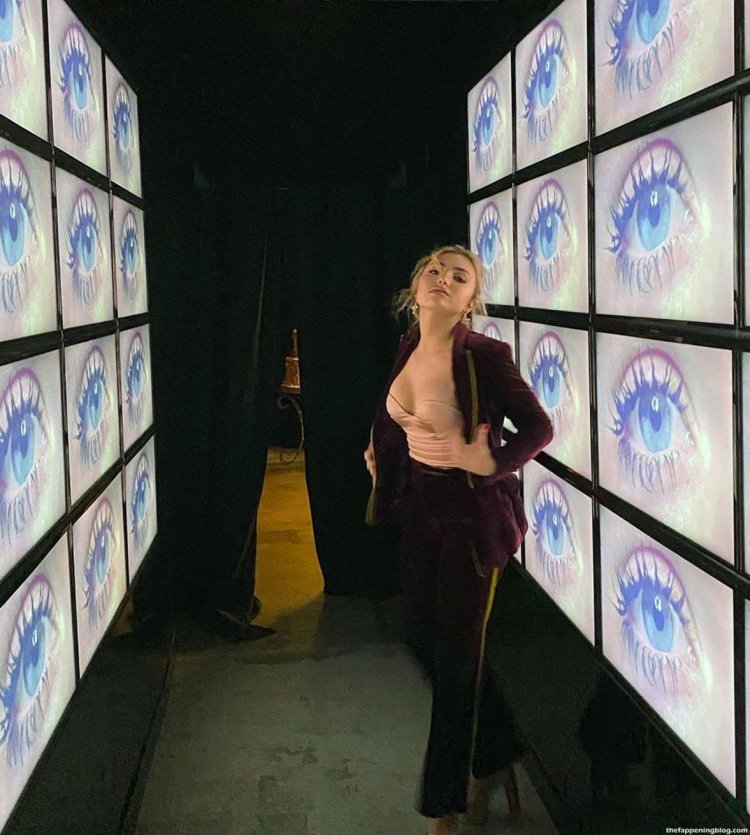 Peyton leaf in underwear from Jesse