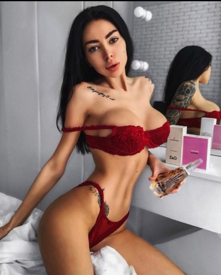 Alena Zakataeva without a bra