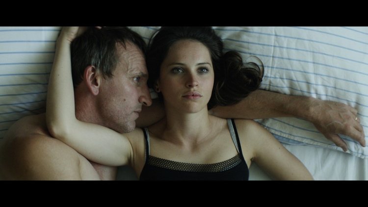 Felicity Jones smokes