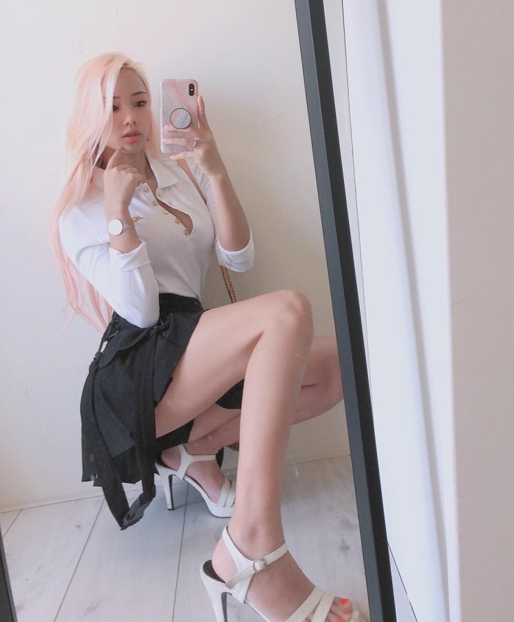 Vyvan LE in a swimsuit