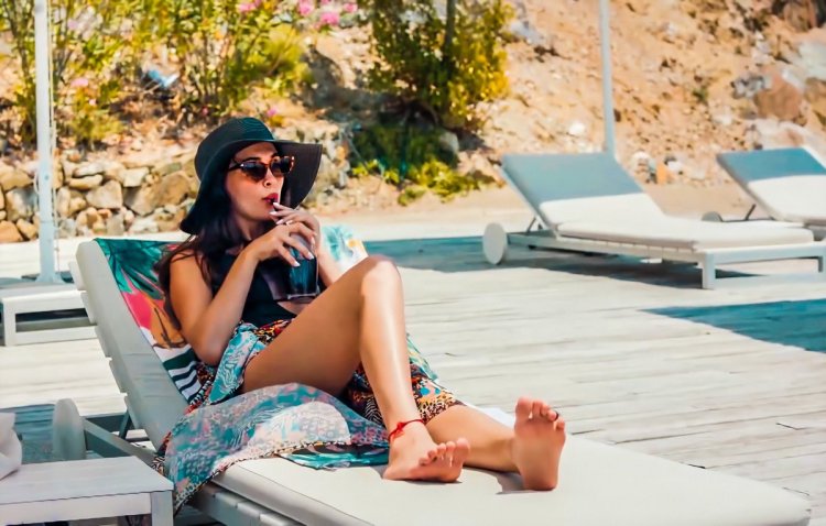 Hilal Altynbilek Roman on the set