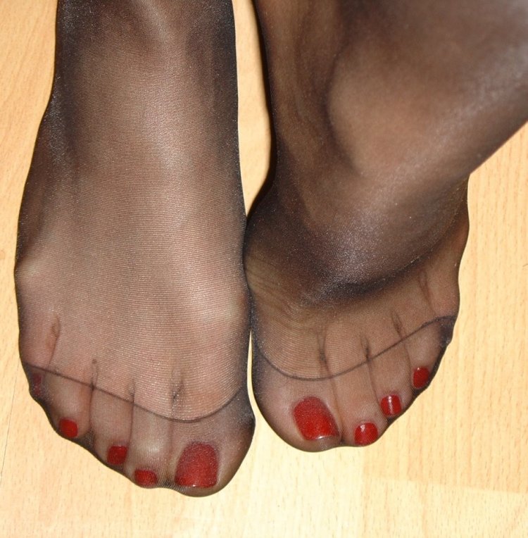 Women's feet in nylon HD