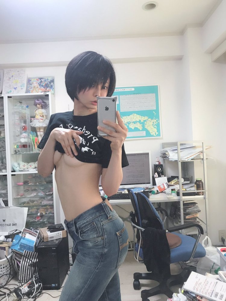 Model Iiniku Ushijima