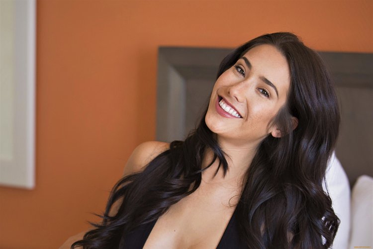 Naugti America Eva Lavovia