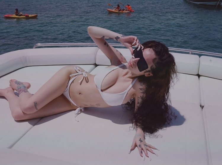 Bhad Bhabie without a bra