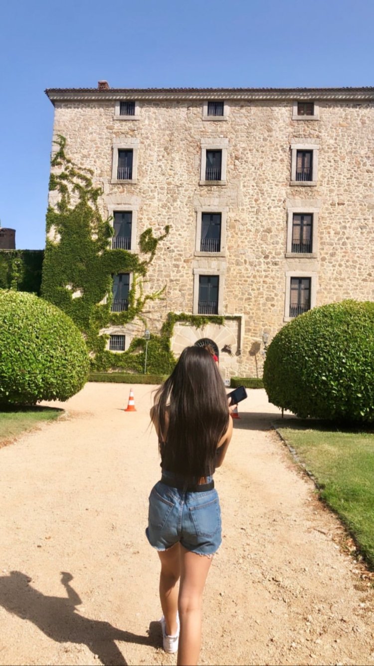 Jenna Ortega sitting in full height