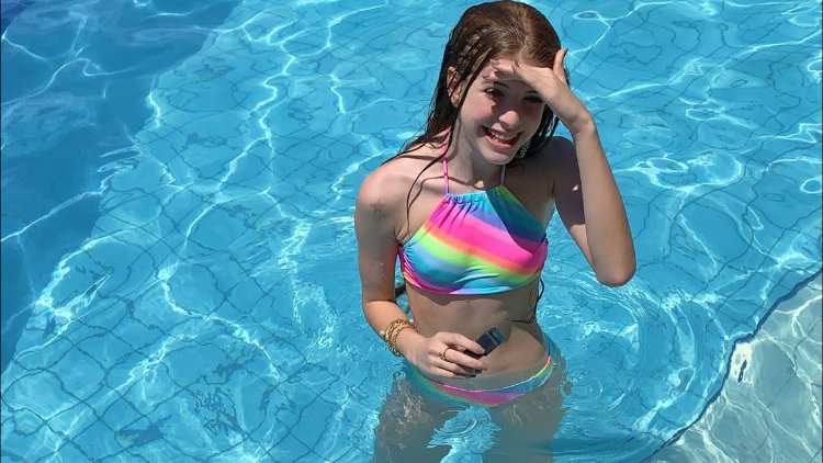 Modelo Julinha in the pool