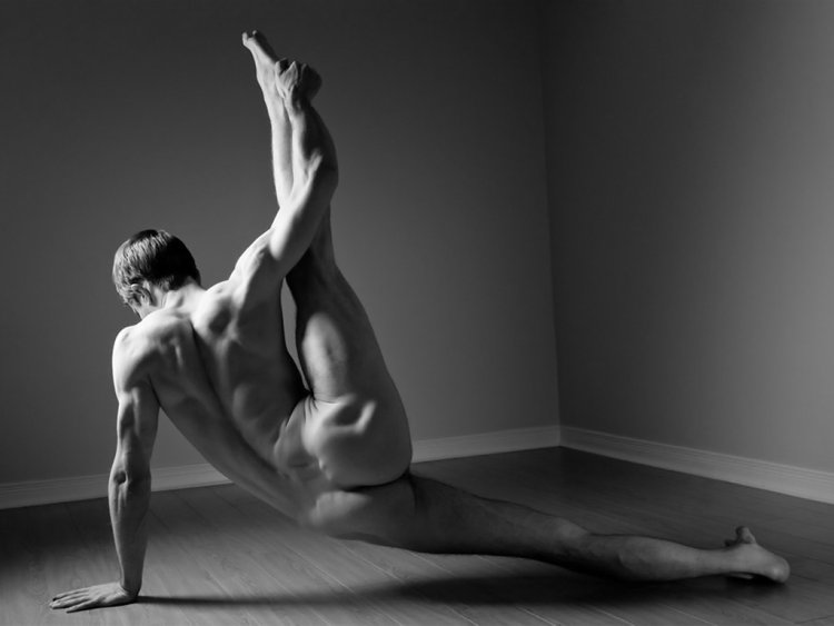 Beautiful poses of naked guys
