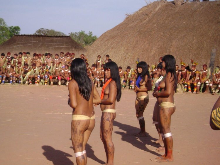 Naked women of the tribe shing