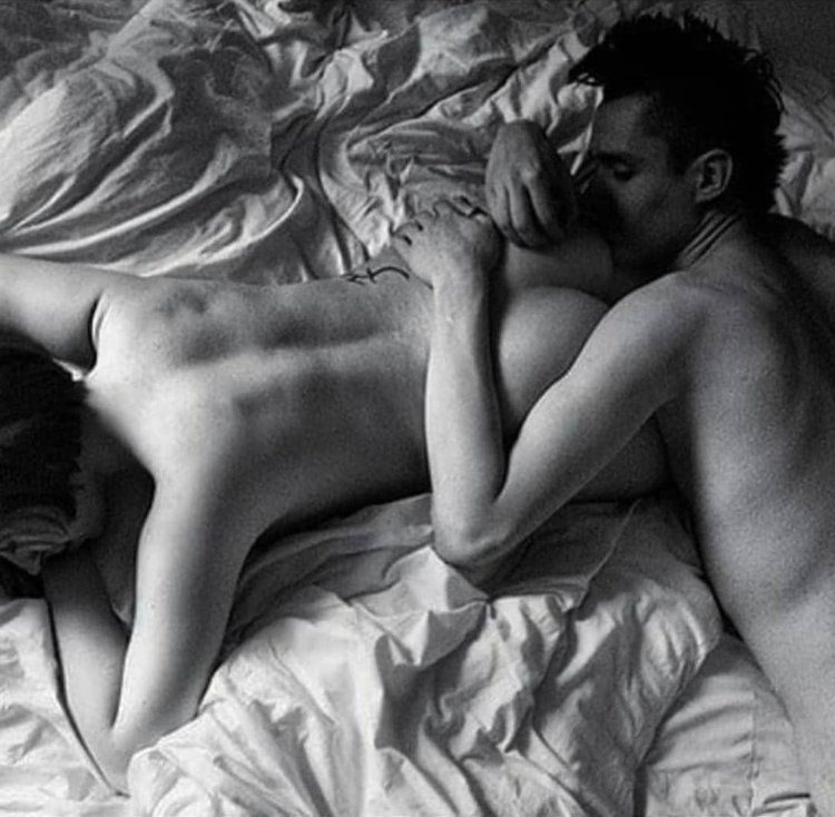 Erotic pictures of lovers in bed