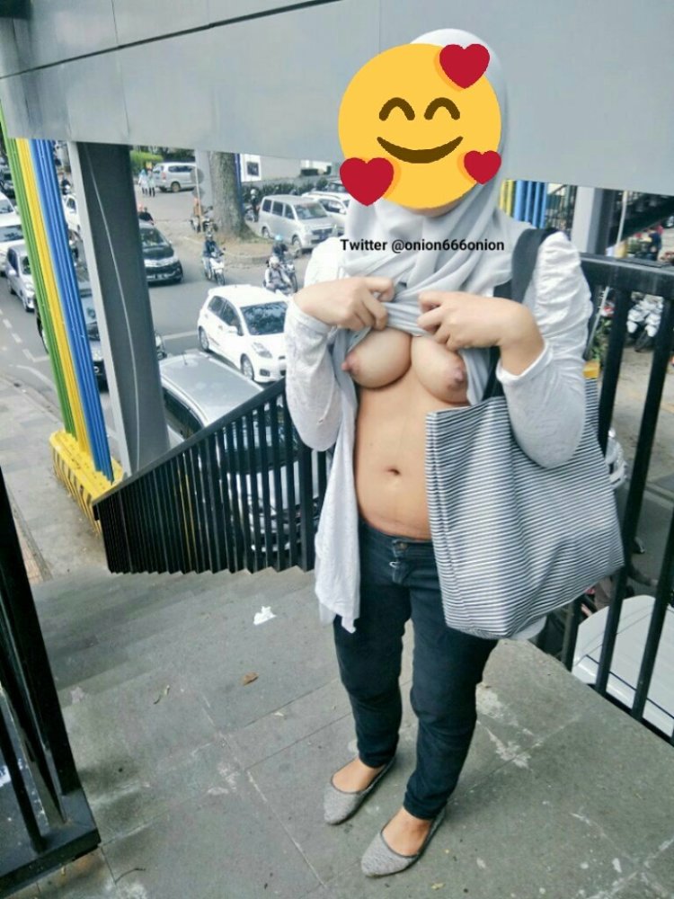 Muslim breasts selfie