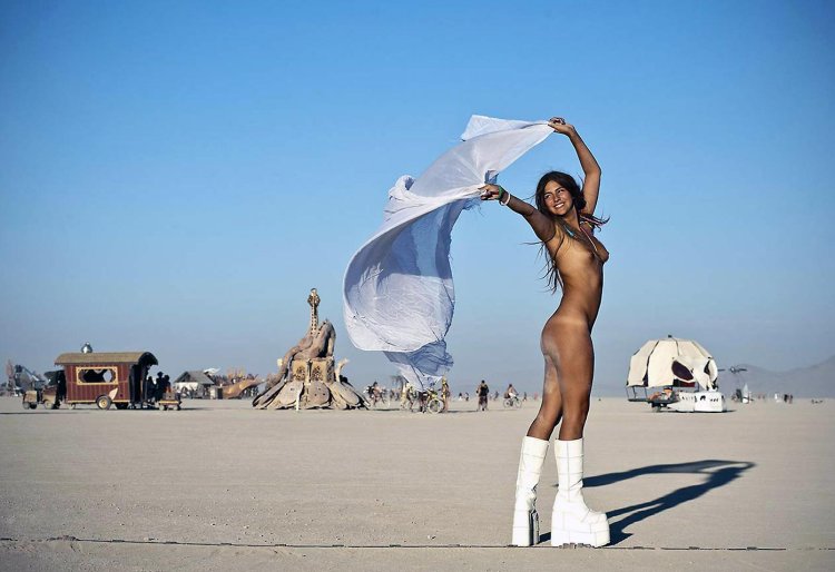 Berning Meng festival Nude