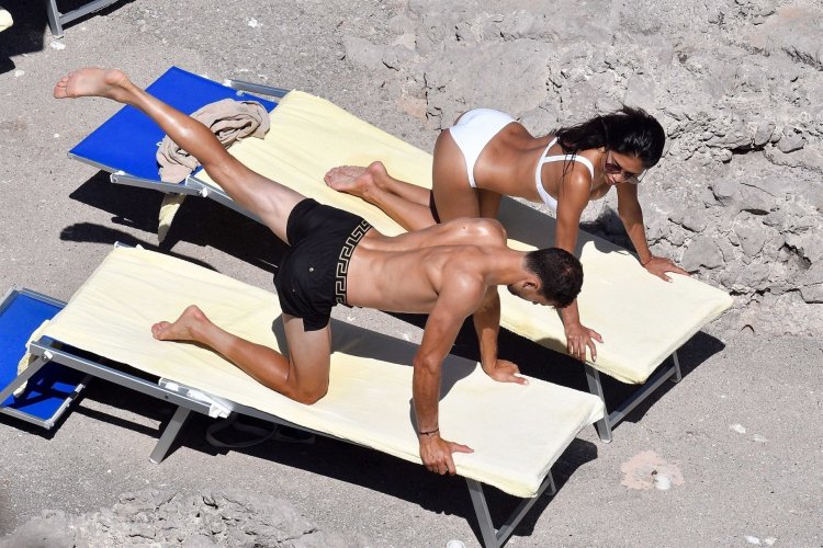 Nicole Sherzinger is barefoot