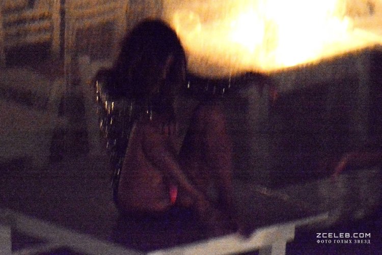 Nicole Sherzinger is naked