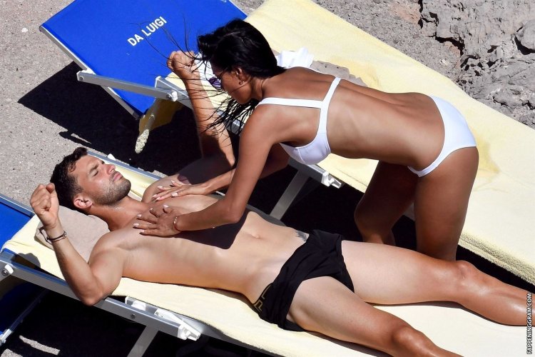 Nicole Sherzinger is naked