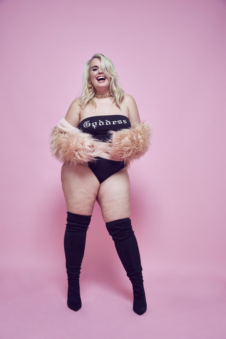 Plus-Saise model Feliciti Hayvordo