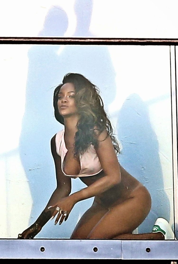 Naked Rihanna in front of the mirror