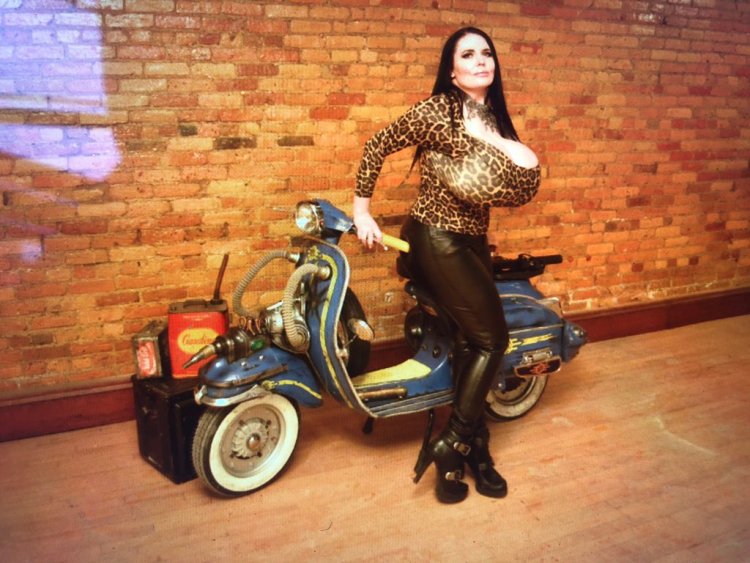 42 year old foxy Meneri