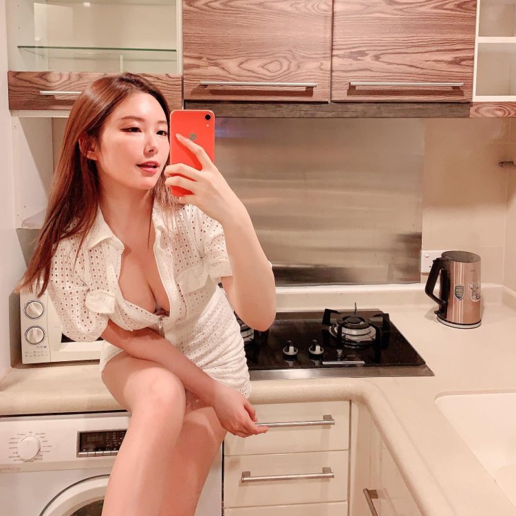 Zennyrt shin Yeong in a swimsuit