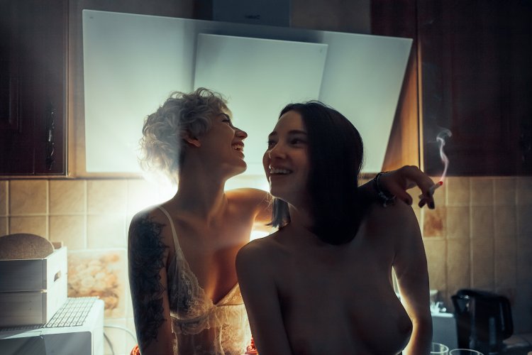 Naked in a red hat on the beach