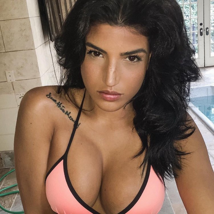 Lilly Bella - Open Pussy To Find A Chess Piece