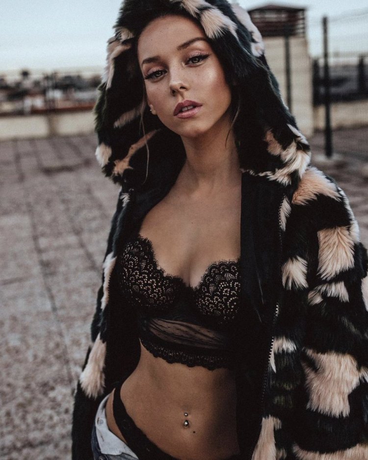 Esther Exposito elite