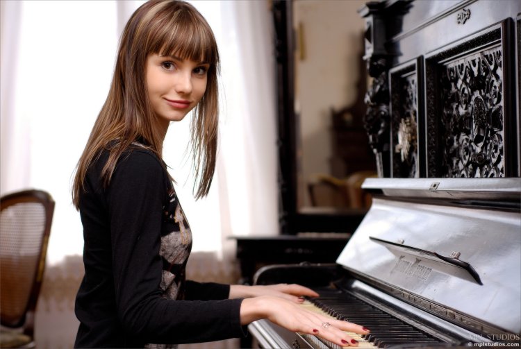 Anya mplstudios naked in bed