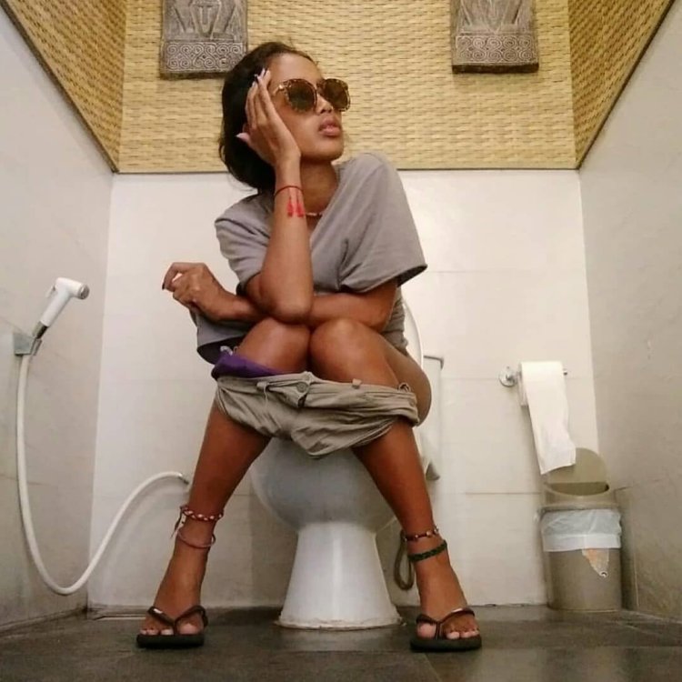 Women's pussing in the toilet standing