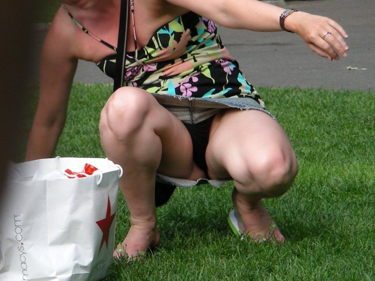 Ladies without panties spied