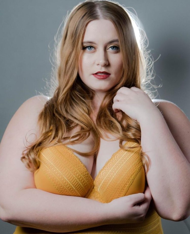 Emily Valden plus saz