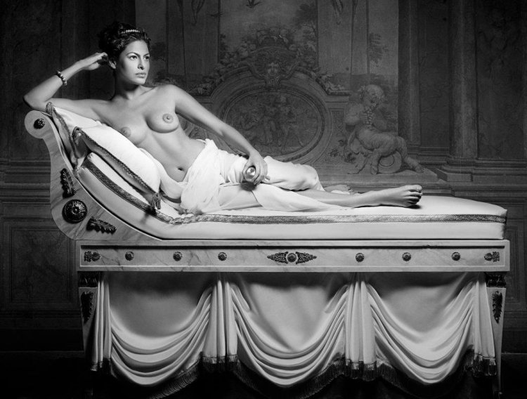 Naked actress Eva Mendes