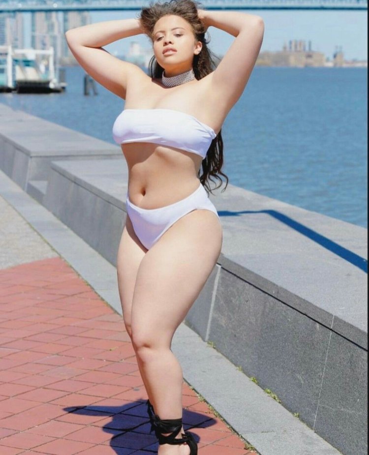 Pamela Medina model plus saz