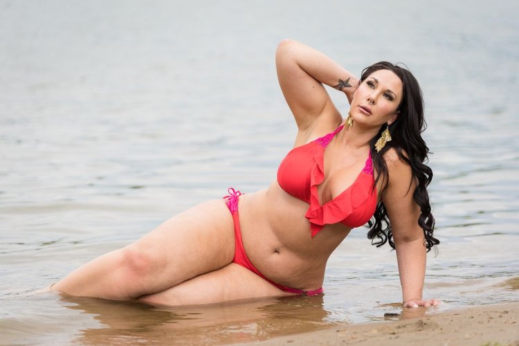 Amber Curve-Plus-Size model