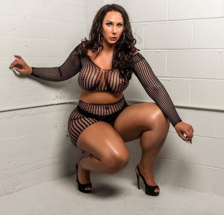 Amber Curve-Plus-Size model