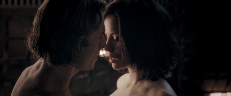 Kate Bekinsale at the Pla airport