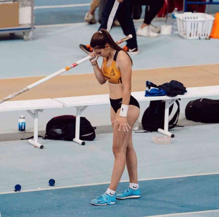 Clara Fernandez Spanish jumper with a pole
