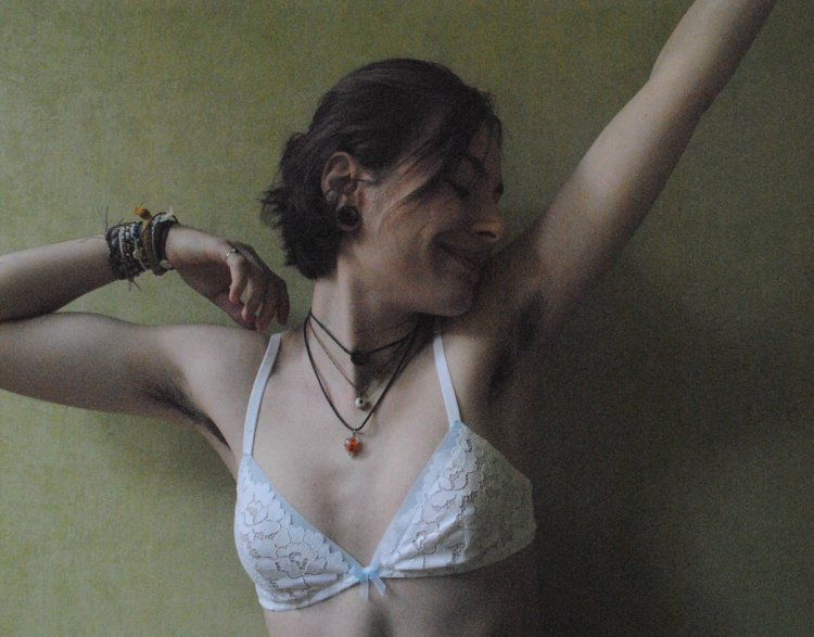 Women with unshaven armpits